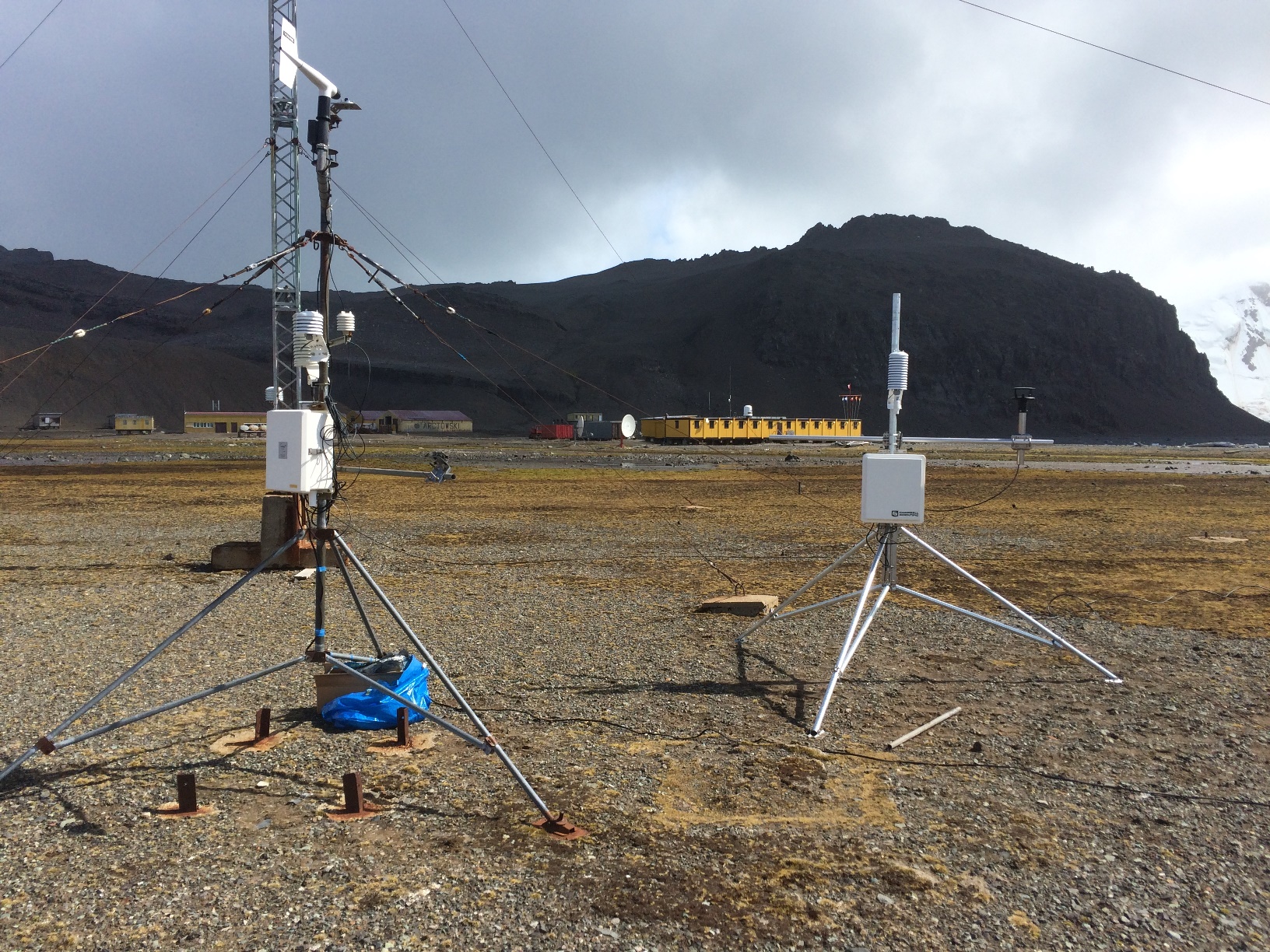 Monitoring meteorologiczny wybranych powierzchni czynnych
w rejonie Polskiej Stacji Antarktycznej im. Henryka Arctowskiego na Wyspie Kr&oacute;la Jerzego w Antarktyce