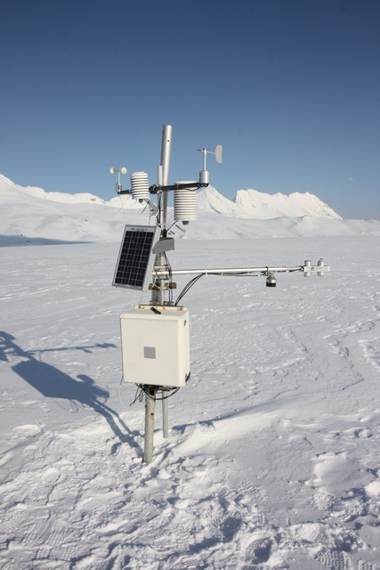 Monitoring meteorologiczny wybranych powierzchni czynnych w fiordzie Hornsund (Spitsbergen)